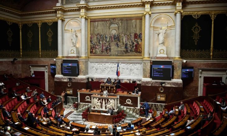 115 برلمانيا فرنسيا يطالبون ماكرون بوقف مبيعات الأسلحة لإسرائيل