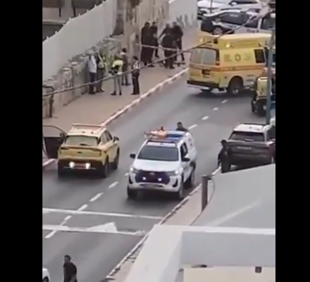 إصابة إسرائيلية بجروح خطيرة في عملية طعن بمدينة الرملة واستشهاد المنفذ- (فيديو)