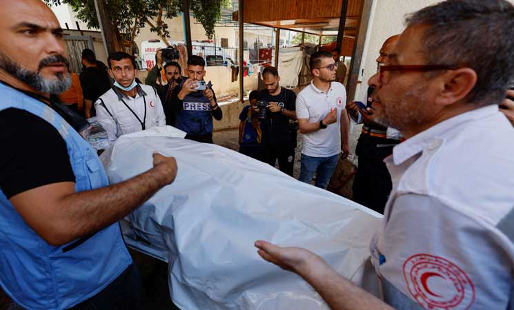 وصول سيارات إسعاف تنقل جثامين عدد من عمال الإغاثة إلى الجانب المصري لمعبر رفح
