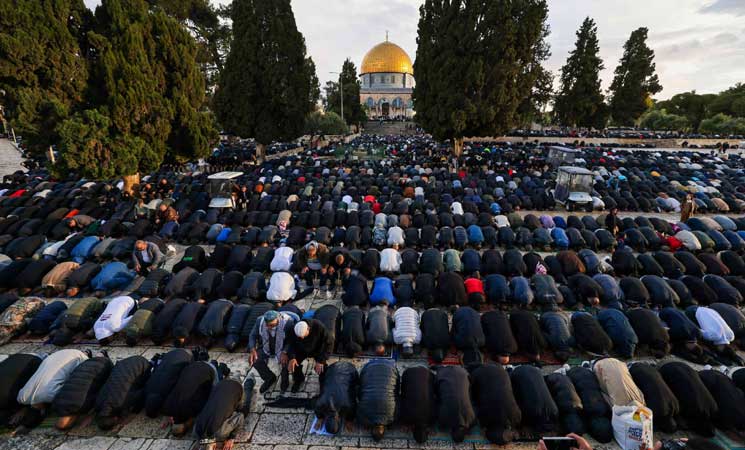 بلا احتفال.. 60 ألف فلسطيني يقيمون صلاة العيد في الأقصى- (صور وفيديو)