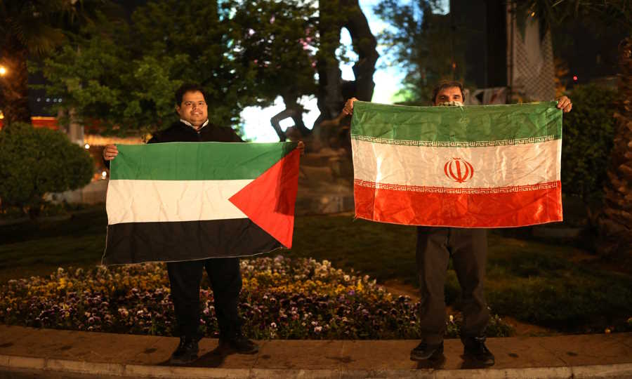 تجمّعات في إيران احتفاء بـ”الصفعة” الموجّهة إلى إسرائيل