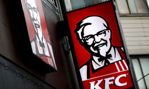 وقفات احتجاجية ضد افتتاح مطعم “KFC” بالجزائر.. وناشطون: “قضيتكم أولى من معدتكم”- (فيديوهات)