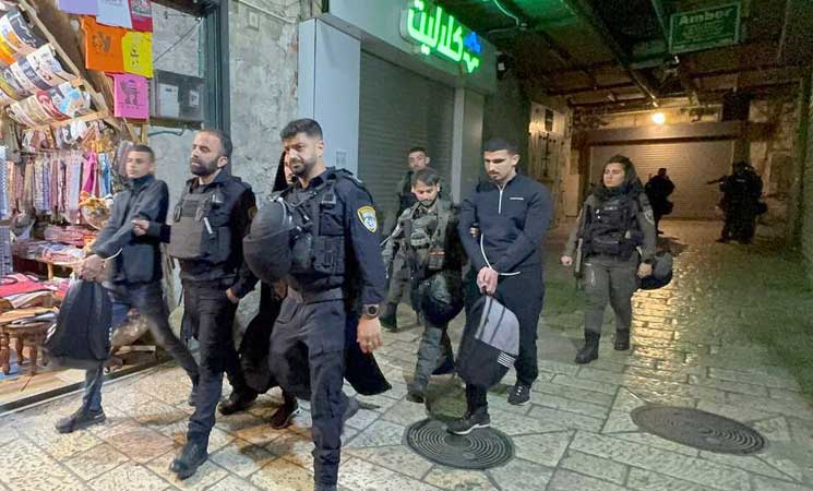 في ليلة القدر.. شرطة الاحتلال تعتدي على مصلين في المسجد الأقصى- (شاهد)