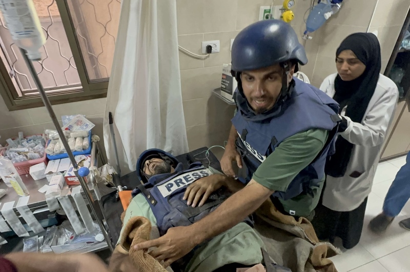 أحدهم بُترت قدمه.. إصابة صحافيين في قصف مدفعي إسرائيلي استهدفهم وسط غزة- (فيديوهات)
