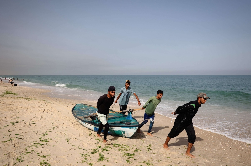 الصيادون يبحثون عن الفتات في بحر غزة وسط الدماء للتغلب على الجوع والفقر