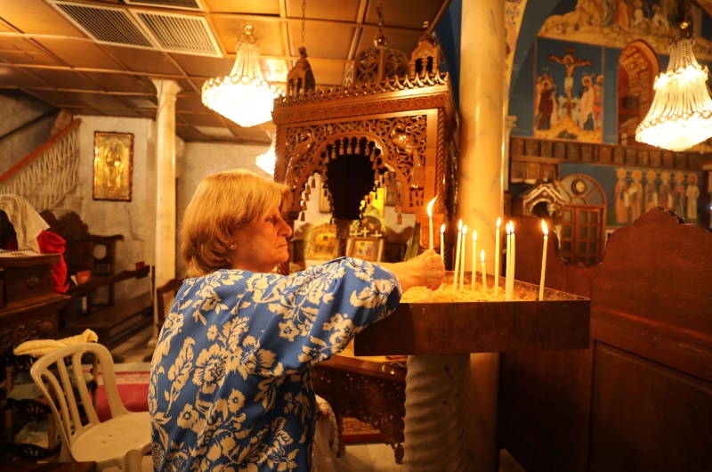 مسيحيون يحتفلون بقداس “أحد الشعانين” في كنيسة دمرتها الغارات الإسرائيلية بغزة