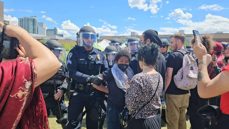 الشرطة الأمريكية تعامل المتظاهرين المتضامنين مع فلسطين في جامعة كولورادو بوحشية.. وتعتقل العشرات- (فيديوهات)