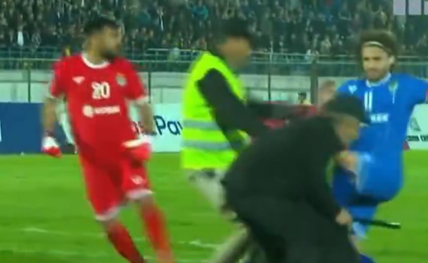 لاعب يضرب مشجعا خلال أحداث شغب بمباراة في الدوري العراقي- (فيديو)