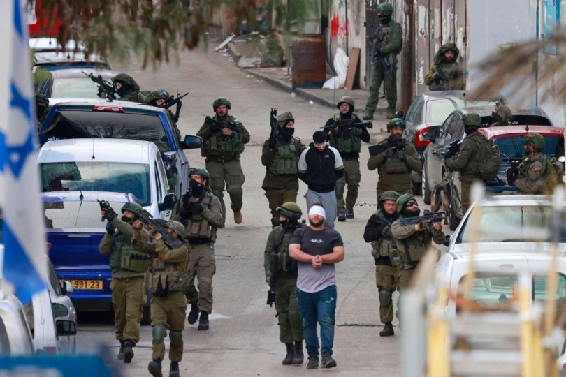 قوات الاحتلال تعتقل 12 فلسطينيا من الضفة الغربية