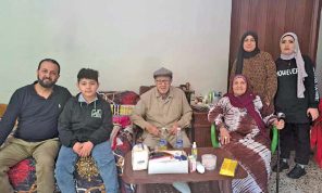 يجلسون حول الجد أبو علي ليسمعوا عن قرية «البصة»… الأجيال الفلسطينية مجتمعة في عائلة تروي حكاية الوطن