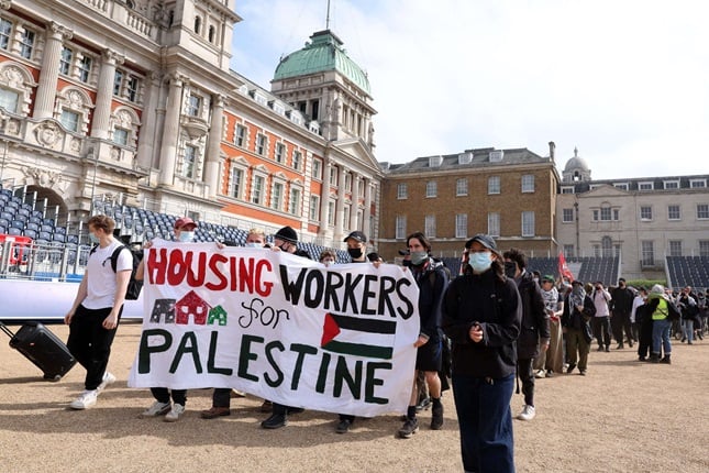 “التايمز” تحرّض الجامعات البريطانية على عدم التسامح مع مؤيدي فلسطين