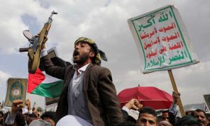 الحوثيون يعلنون استهداف 6 سفن “انتهكت حظر الوصول” إلى موانئ إسرائيل- (فيديو)