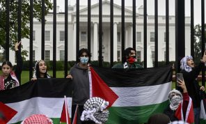 البيت الأبيض: المحادثات بشأن صفقة الرهائن المحتملة في غزة جارية