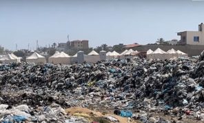 حرب أخرى بلا صواريخ تحوّل حياة سكان غزة إلى جحيم.. أكوام القمامة ومياه الصرف الصحي تهدد بأزمة خطيرة