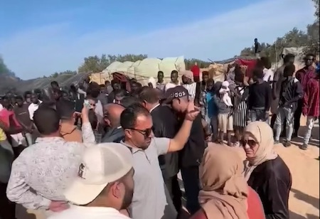 تظاهرة في وسط تونس تدعو لإجلاء المهاجرين من دول جنوب الصحراء- (فيديو)