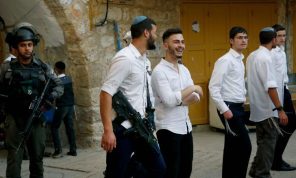 مستوطنون إسرائيليون يحرقون شاحنة فلسطينية قرب رام الله بزعم أنها تحمل مساعدات إنسانية إلى غزة