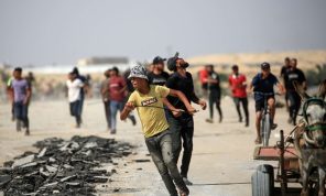 الاحتلال يصعد الهجمات على غزة ورفح.. “القدس العربي” تنقل مأساة النازحين في المواصي