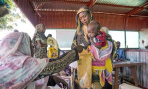 السودان: تصاعد المعارك في العاصمة والاتحاد الافريقي يدعو إلى عقد لقاء بين البرهان وحميدتي «دون تأخير»