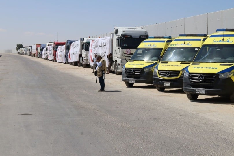 الهلال الأحمر المصري: 2400 طن مساعدات غذائية وطبية في قافلة «زاد العزة» الـ 16 إلى غزة