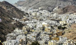 مقتل تسعة أشخاص في هجوم على مسجد للشيعة في عُمان.. وتنظيم “الدولة” يعلن المسؤولية- (فيديوهات)