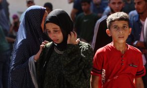 8 شهداء في قصف الاحتلال الإسرائيلي لمخيم النصيرات ودير البلح- (فيديو)