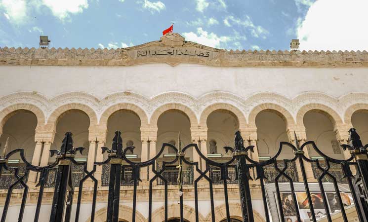 محامو تونس يحملون الشارات الحمراء احتجاجا على “تضييقات” ضدهم