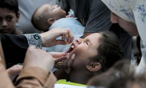 أهالي خان يونس يهربون من “خطر إلى خطر”.. المرحلة الثانية من حملة التطعيم ضد “شلل الأطفال” تنطلق جنوب القطاع