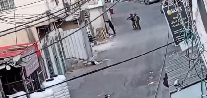 نهب واعتقال.. جيش الاحتلال الإسرائيلي يواصل اقتحام مخيم الفوار بالضفة- (فيديوهات) 