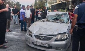 قتيل و3 مصابين في قصف مسيرة مجهولة سيارة وسط سوريا