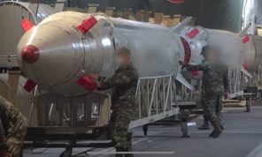 لقطات لعناصر “الحرس الثوري” أثناء تجهيز الصواريخ قبل إطلاقها صوب إسرائيل- (شاهد)