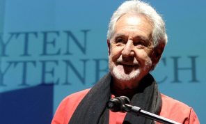 وفاة الكاتب والشاعر الجنوب أفريقي المعارض لنظام الفصل العنصري بريتن بريتنباخ عن 85 عاماً