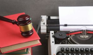 العلاقة بين الكاتب والسلطة