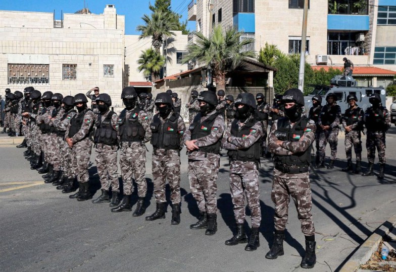 رئيس بلدية الكرك الأردنية ينتقد “بيان عشيرته”: من أوصل أولادنا إلى هذا الدرك من التطرف واليأس والمخدرات؟