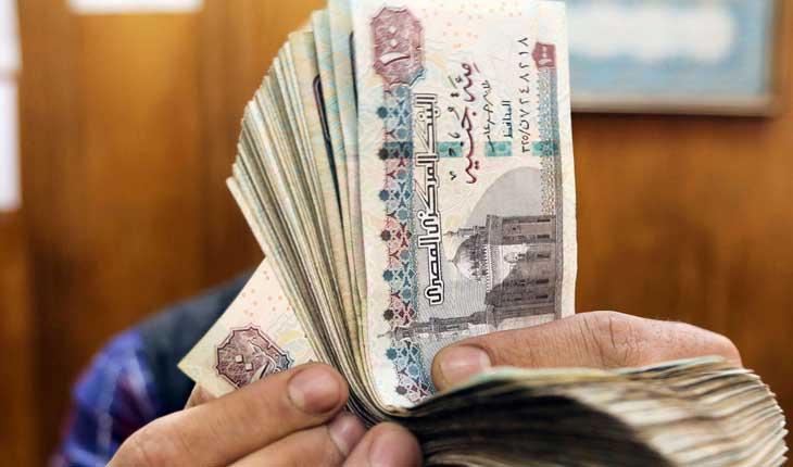 الجنيه المصري يتراجع ويكسر حاجز الخمسين مقابل الدولار للمرة الأولى منذ آذار