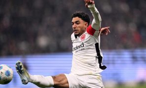مرموش يواصل التوهج ويقود فرانكفورت لاكتساح هايدنهايم برباعية في الدوري الألماني