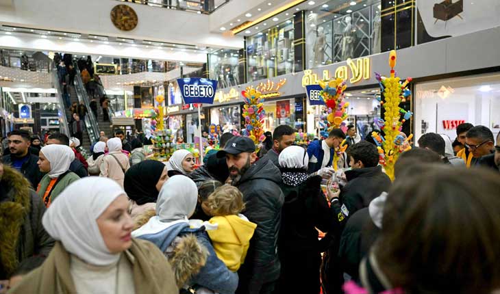إقبال كثيف على التسوق في مدينة الدانا السورية الزاخرة بالبضائع التركية