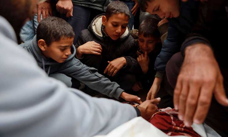 شمال غزة يباد.. استشهاد فلسطينية وطفليها بصاروخ من مسيرة