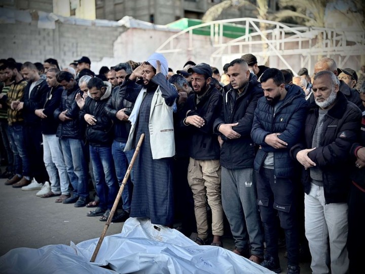 فلسطينيون يشيعون ضحايا مجزرة إسرائيلية في مخيم النصيرات بغزة- (فيديو)
