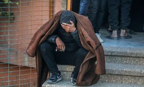 بين القصف والعزلة بجباليا.. فلسطيني يعيش أهوال الحرب ويفاجأ بوقفها 
