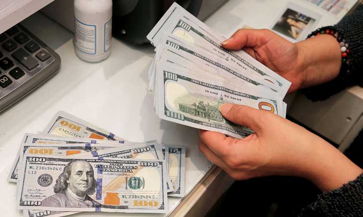 الدولار يستقر قبل تنصيب ترامب لكنه يتجه نحو تراجع أسبوعي