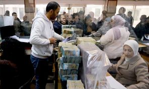 صرف الموظفين يثير جدلاً في سوريا … والحكومة الجديدة: أعداد المسجلين أعلى بكثير من الواقع