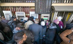 طوابير طويلة من السوريين أمام الصرافات لتحصيل رواتبهم