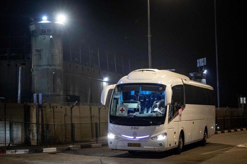 إسرائيل تستعد لنقل أسرى فلسطينيين لمَرافق سيُطلق سراحهم منها