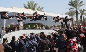 قصص مأساوية داخل السجون.. طفل يفك “غرز” الجرح بمفرده.. والأسرى يموتون جوعا ويتعرضون للتنكيل