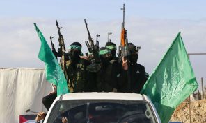 خطة ترامب.. حماس تطالب بقمة عربية طارئة لرفض تهجير الفلسطينيين