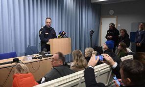 مقتل 11 شخصا بهجوم على مدرسة في السويد وأنباء عن أن المنفذ سويدي عنصري متطرف- (فيديو)