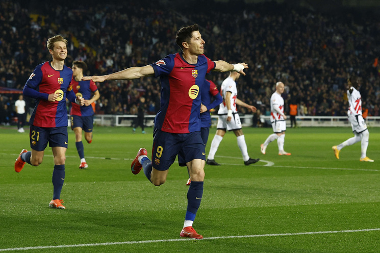 ليفاندوفسكي يقود برشلونة للفوز على رايو فاييكانو في الدوري الإسباني
