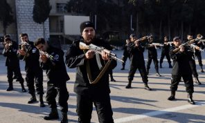 سوريا.. القبض على “مجرم” متورط بإلقاء براميل متفجرة على المدنيين