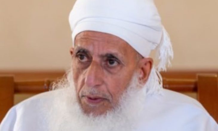 مقاتلو “القسام” يرفعون صورة مفتي سلطنة عمان خلال تسليم جثامين إسرائيليين بغزة