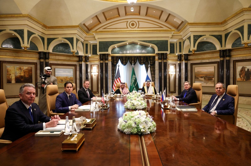 بدء مباحثات بين وزيري الخارجية الأمريكي والروسي بالرياض 